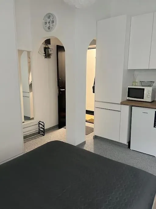 City Center White Studio In Bucharest Apartment
